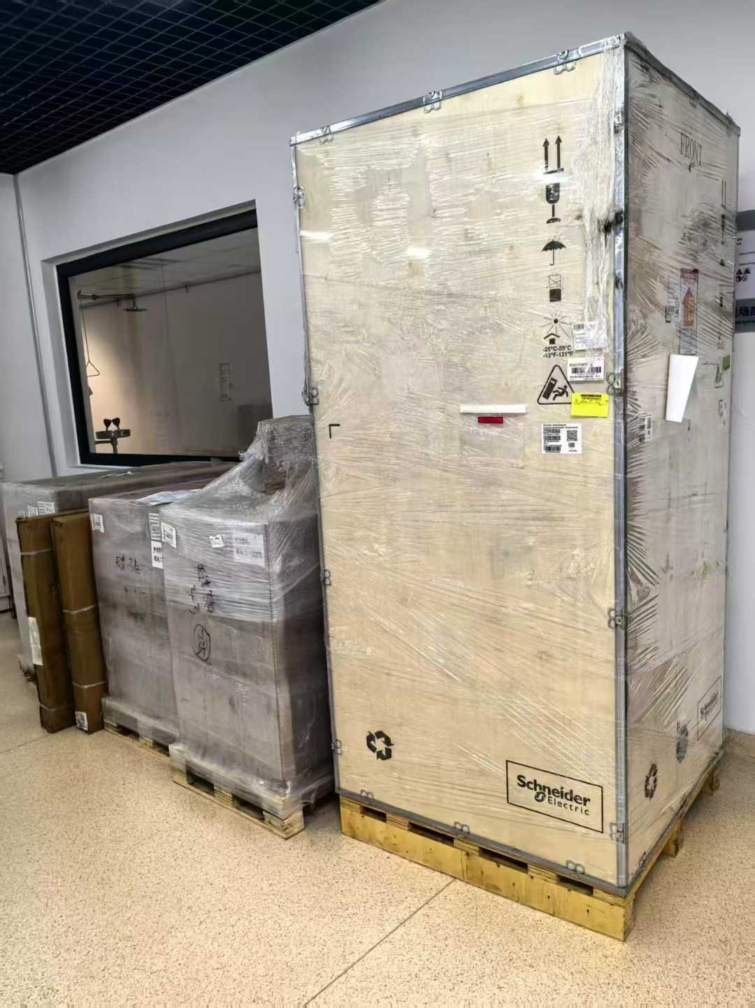 施耐德工业级UPS PWI- EPWUPS40KH6P一台，施耐德M2AL-120SFR数量64节，为中国石化大连石油化工研究院实验室提供电力保障